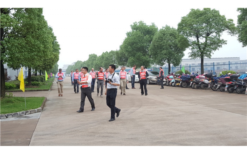 德國(guó)夏特集團(tuán)董事成員及夏特全球總經(jīng)理參觀公司